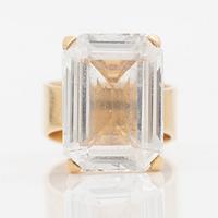 Ring, cocktail ring by Jarl Sandin, 18K gold with a white faceted synthetic stone.