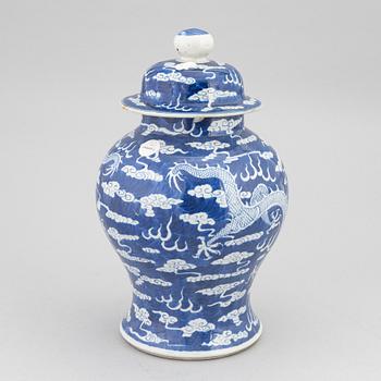 A blue and white jar with cover, Qing dynasty, 19th Century.