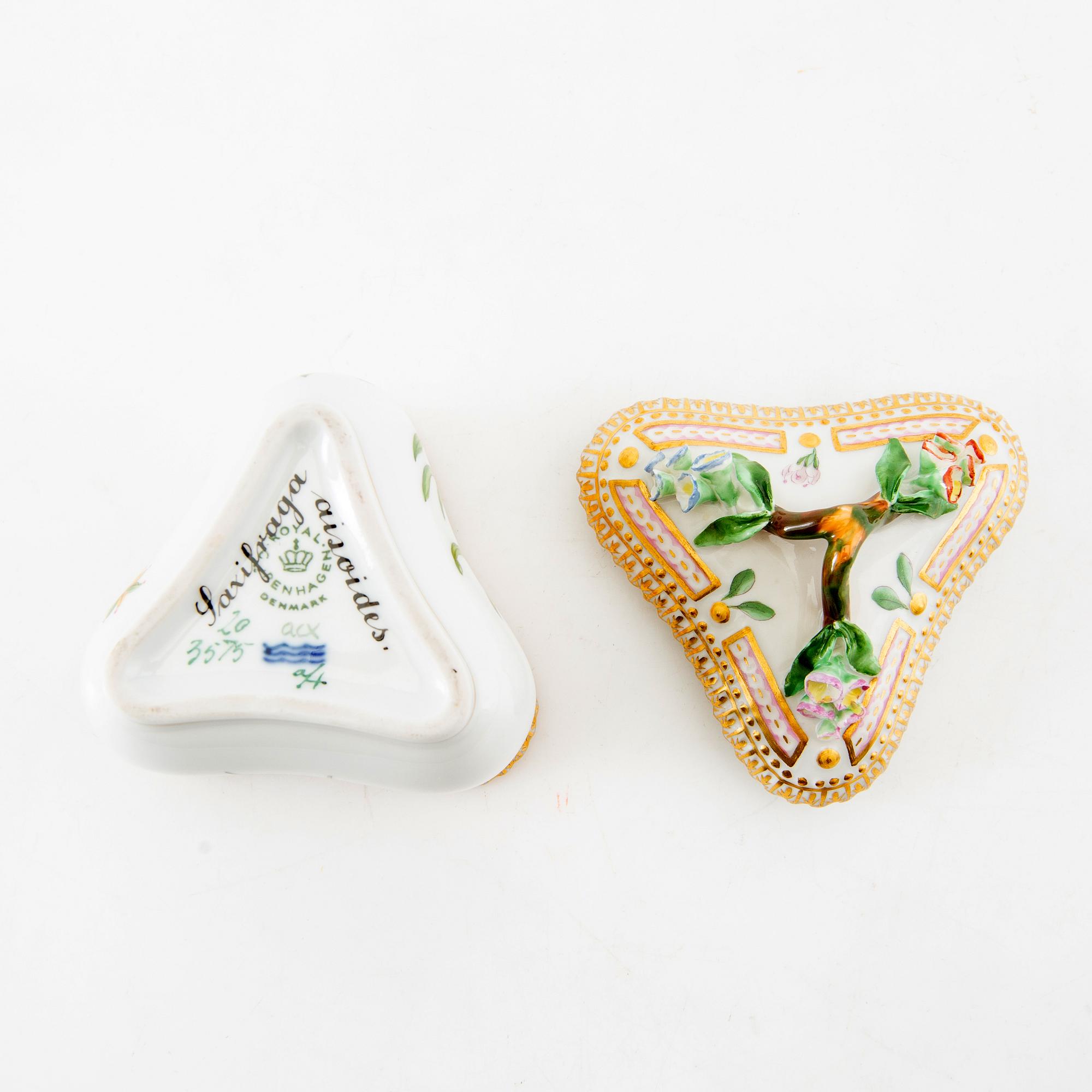 Crèmekopp med lock och fat, porslin, "Flora Danica", Royal Copenhagen, Danmark.