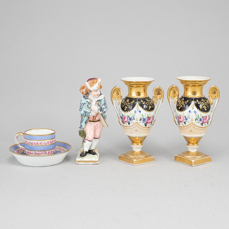 A group of European ceramics, circa 1900. (4 pieces).