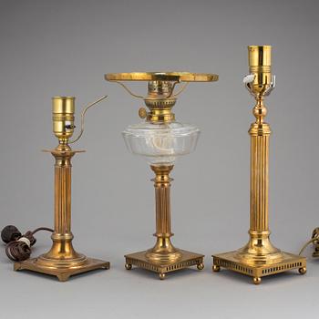 FOTOGENLAMPA samt BORDSLAMPOR, 2 stycken, mässing, bland annat Skultuna Bruk, 1900-talets början.