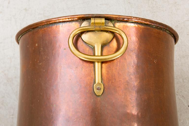 TUNNA MED HÄNKLAR, koppar, 1800-tal.