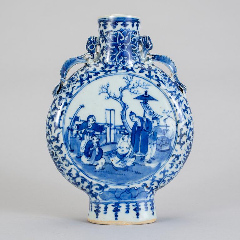 PILGRIMSFLASKA, porslin. Qianlong (1736-1795), Kina.