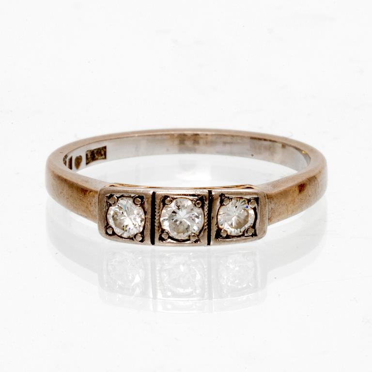 An 18K white and red gold ring with round brilliant cut diamonds.