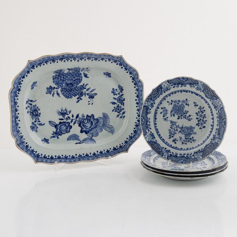 A Chinese blue and white porcelain serving dish with four plates, Qing dynasty, Qianlong (1736-95).