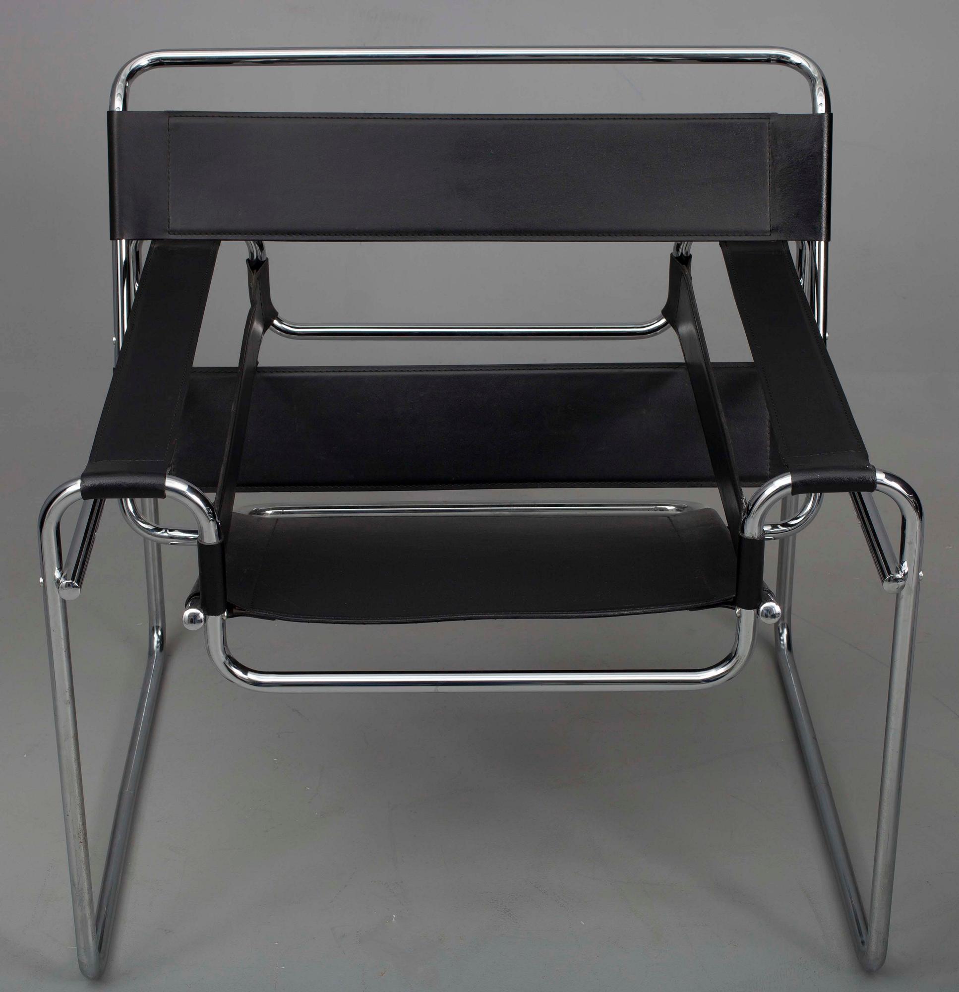 FÅTÖLJER, ett par, "Wassily", läder och stålrör, efter Marcel Lajos Breuer modell, 1900-talets senare hälft.