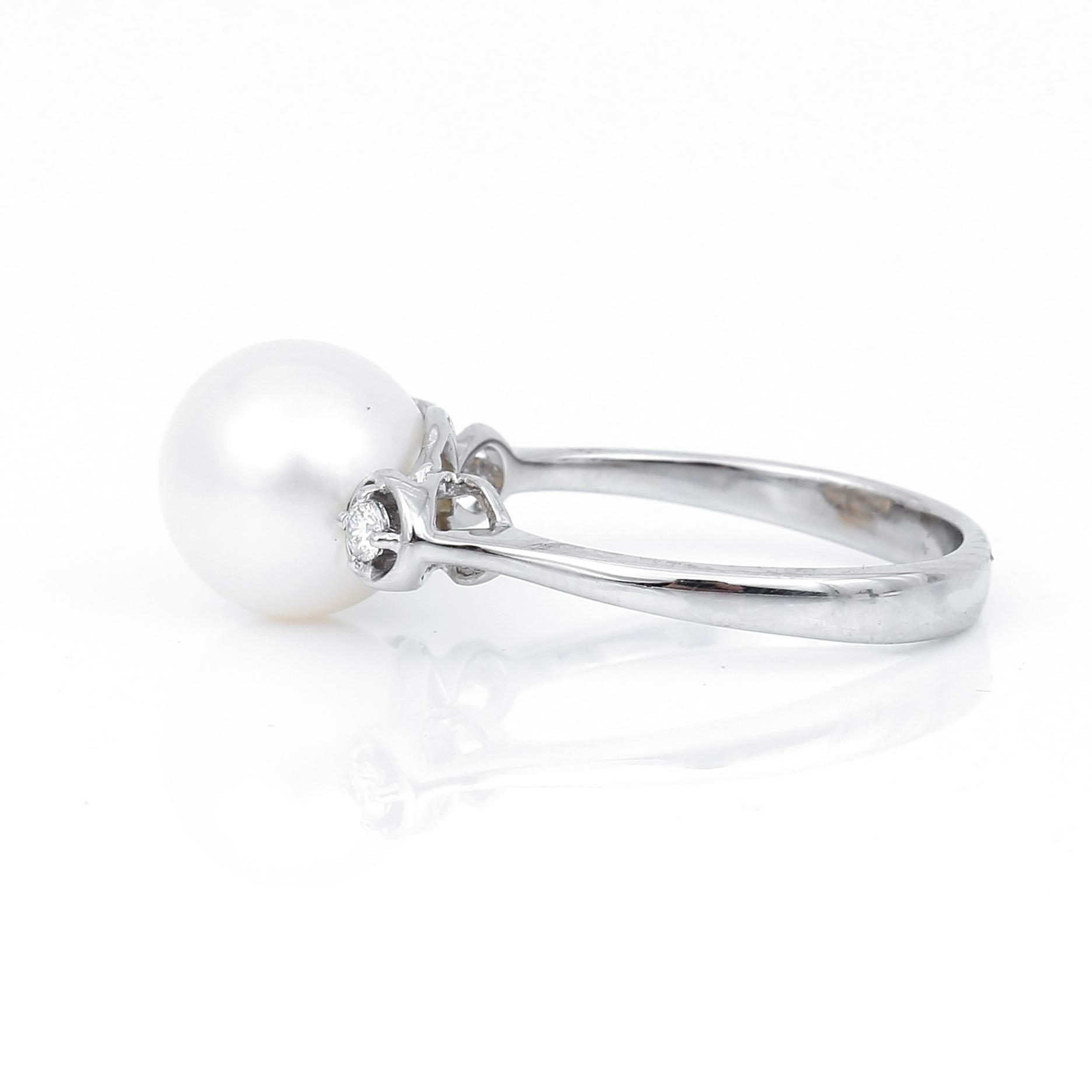 RING, 14K vitguld, med odlade pärla och små briljantslipade diamanter. Vikt ca 3,72 g.