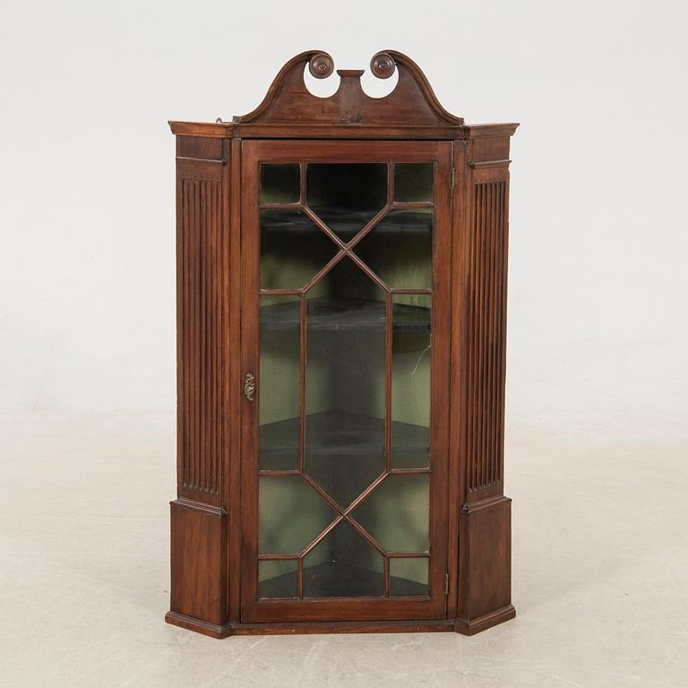 Corner cabinet, Chippendale England around 1800.