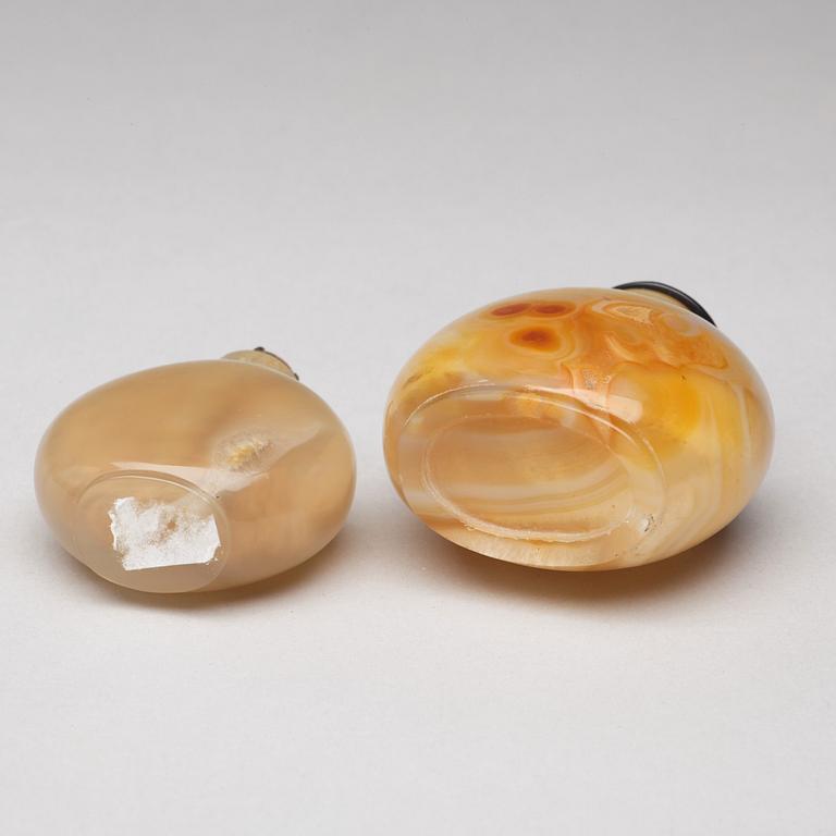 Two Chinese agathe snuff bottles.