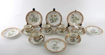 KOPPAR MED FAT samt ASSIETTER, 6+6 st, porslin. Royal Copenhagen "Flora Danica".