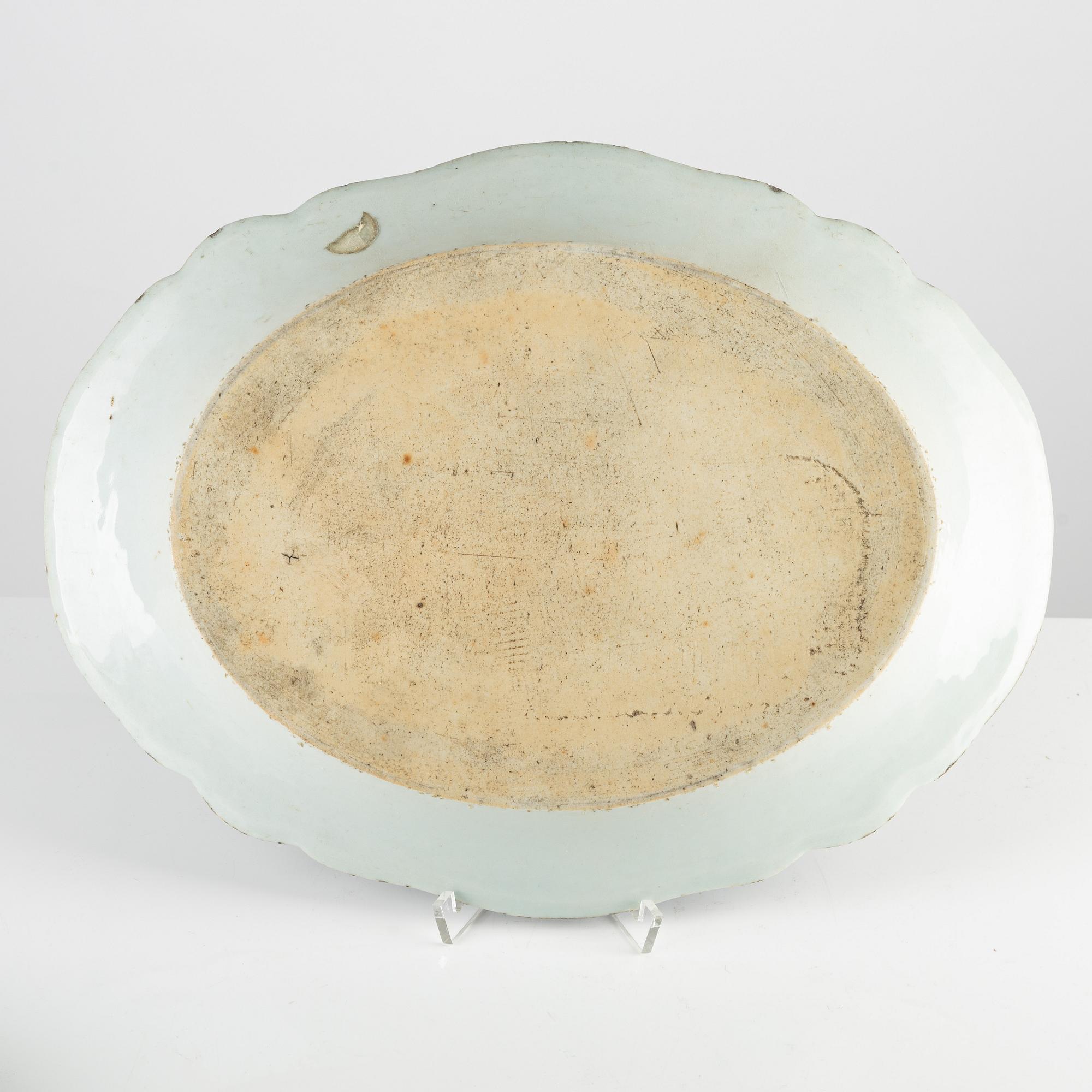 Stekfat, tre stycken med snarlik dekor, porslin, Kina, Qingdynastin, Qianlong (1736-95).