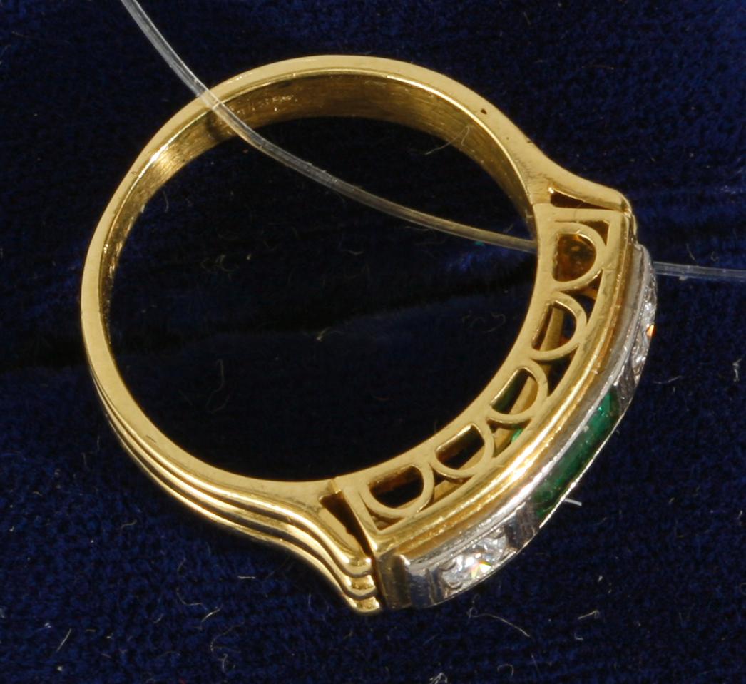 RING, 18k guld m två briljantslipade diamanter samt smaragd.