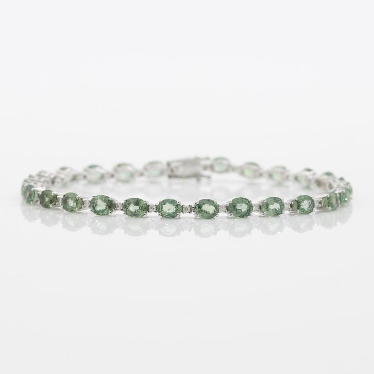 Bracelet 18K white gold with green sapphires and brilliant-cut diamonds.