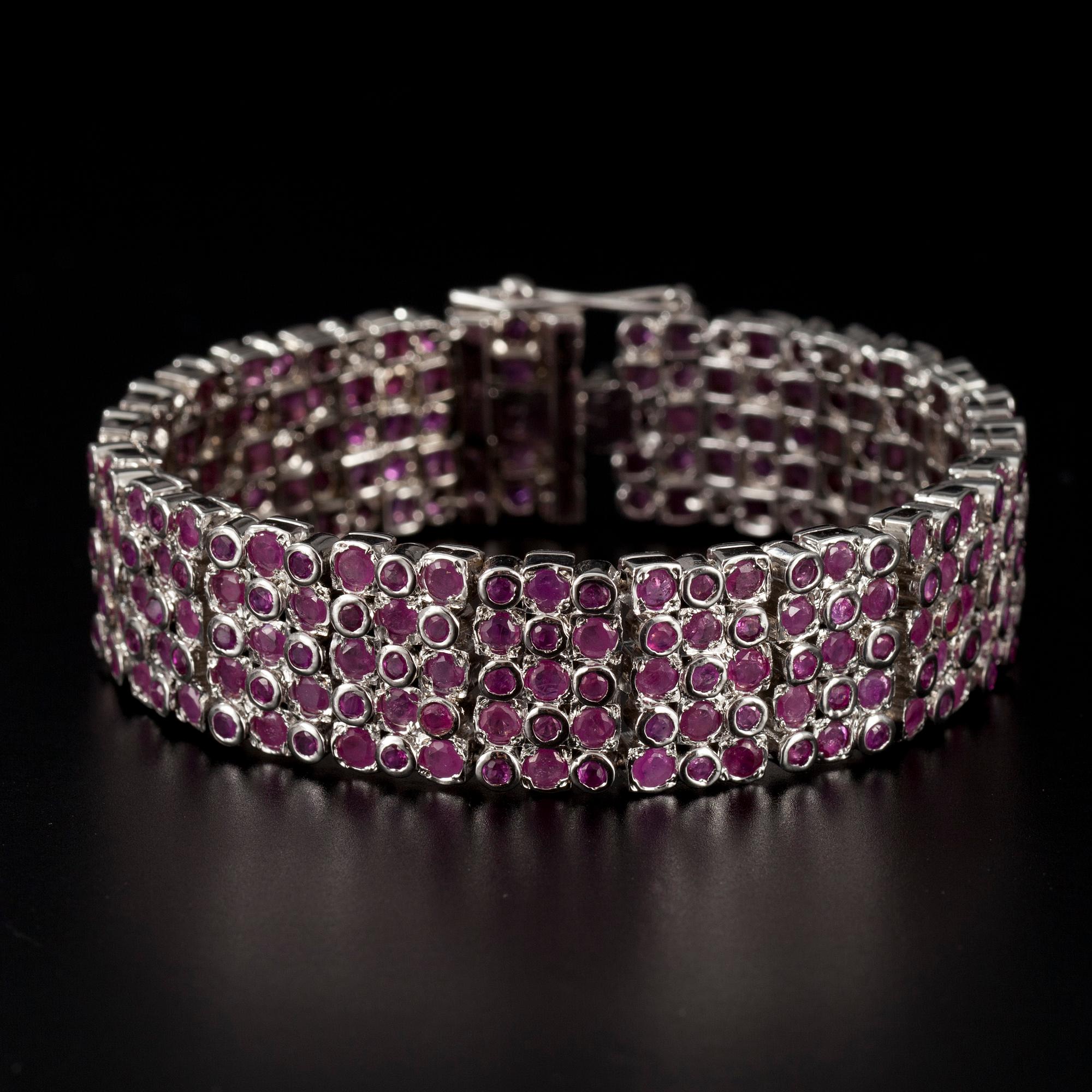 ARMBAND, 925 silver med 280 st. fasettslipade rubiner, vikt 58,2 g.