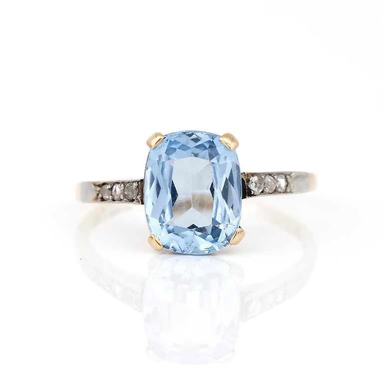RING, med små diamanter och kuddslipad syntetisk blå spinell, totalt ca 2,38 ct, Hugo Strömdahl, Stockholm, 1927.