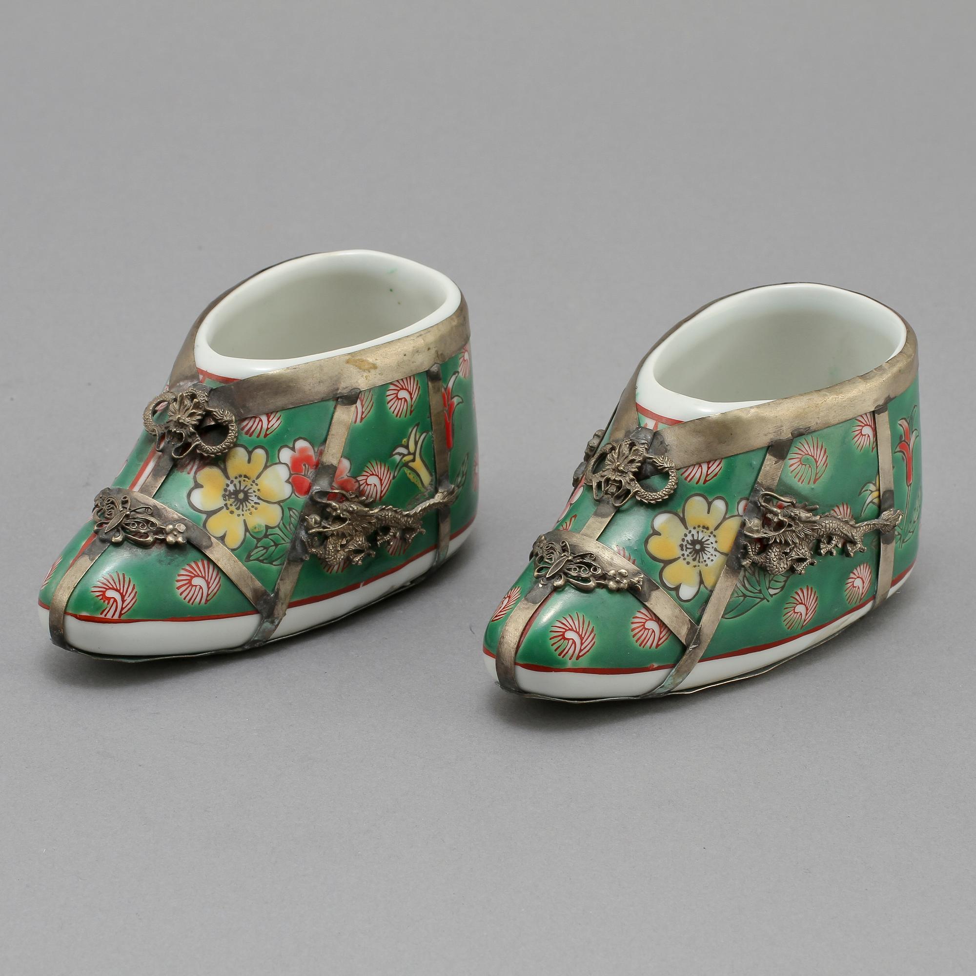 PRYDNADSFÖREMÅL, porslin och vitmetall, orientaliska, 1900-tal.