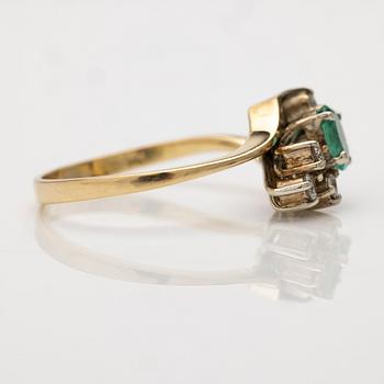18K gold ring with emerald and diamonds.
