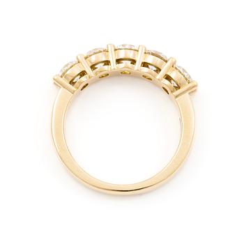 Half eternity ring in 18K gold set with brilliant-cut diamonds.