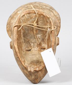MASKER, 3 st, trä, Afrika, bla Senegal och Elfenbenskusten, 1900-tal.
