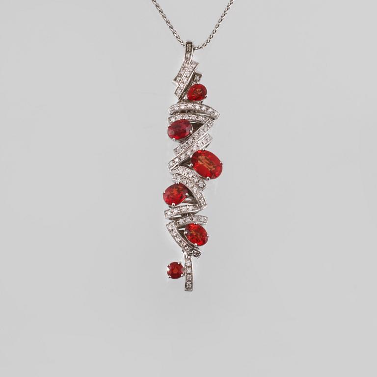 HÄNGE, 18K vitguld med 6 safirer samt briljantslipade diamanter, Alessandria, Italien. Vikt 18,6 gram.