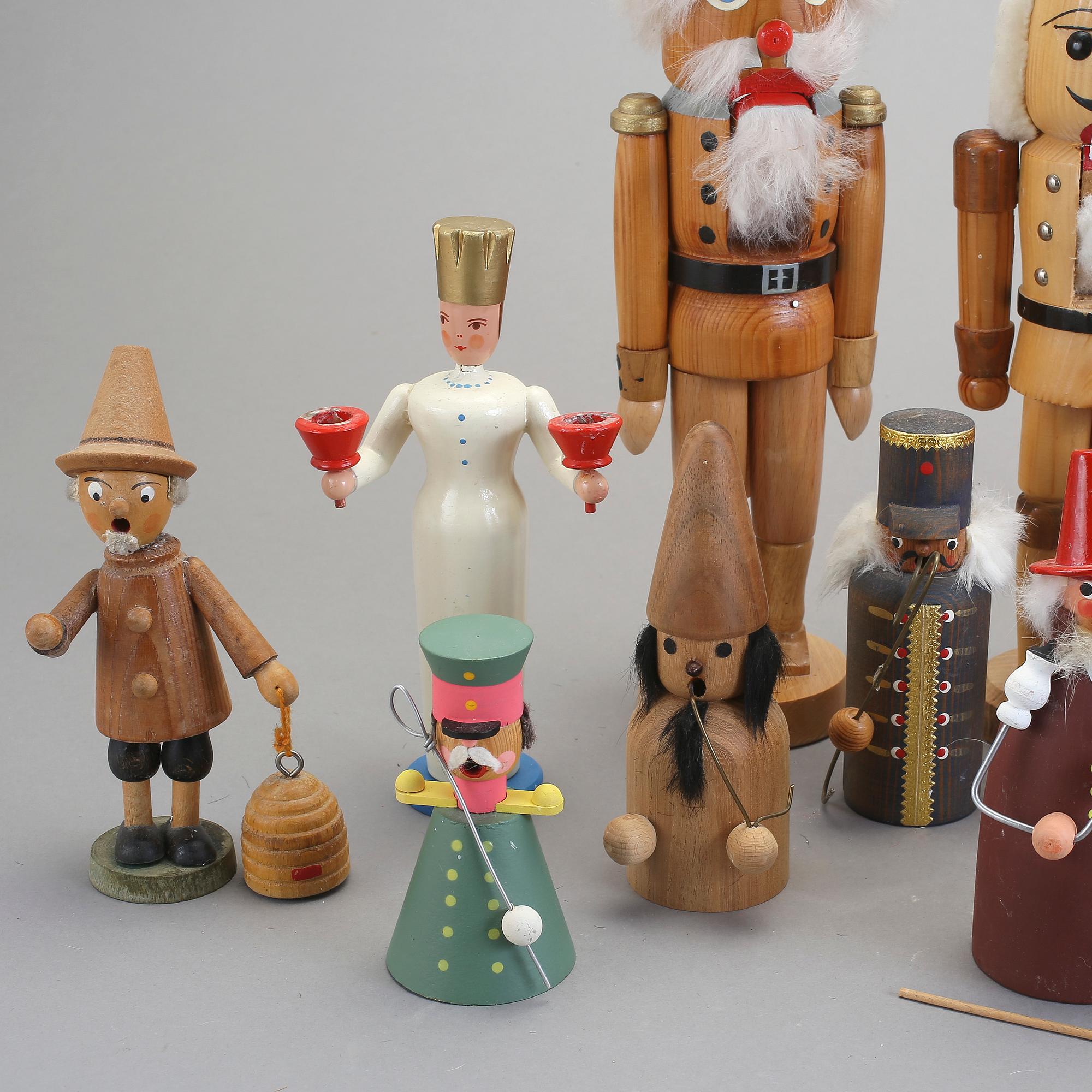 FIGURER, 15 st, trä. Tyskland, 1900-talets första hälft.