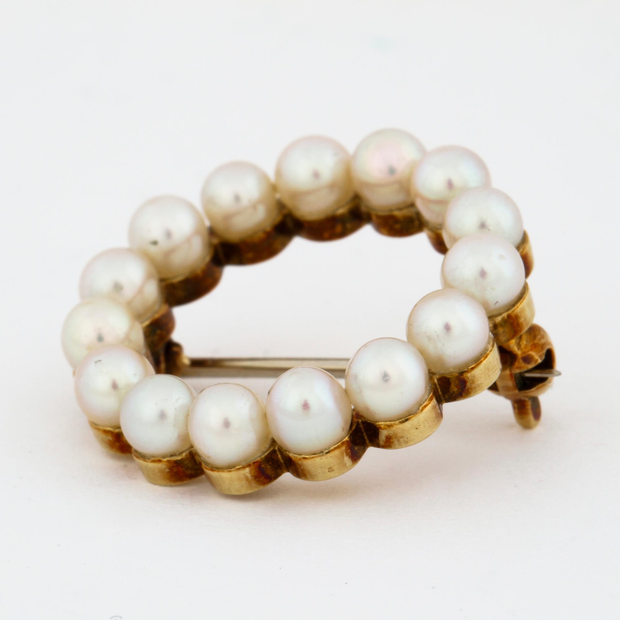 A cultured pearl brooch.