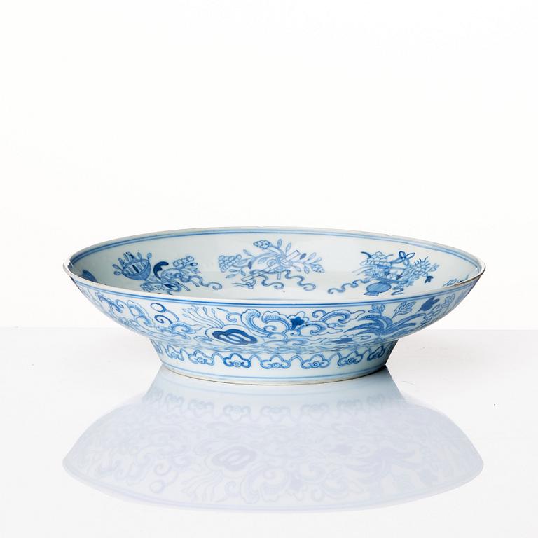 A blue and white dish, late Qing dynasty with Guangxu mark.