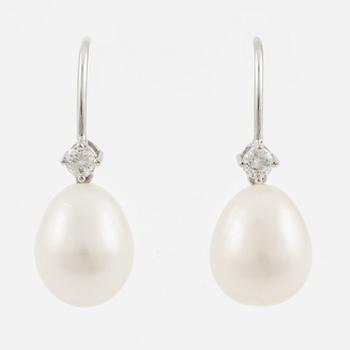 Earrings 18K white gold with cultured pearls and brilliant-cut diamonds.