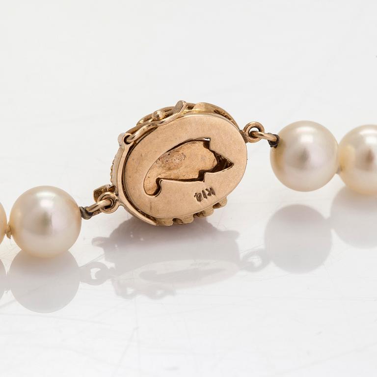 A cultured pearl necklace and bracelet, clasp in 14K gold.