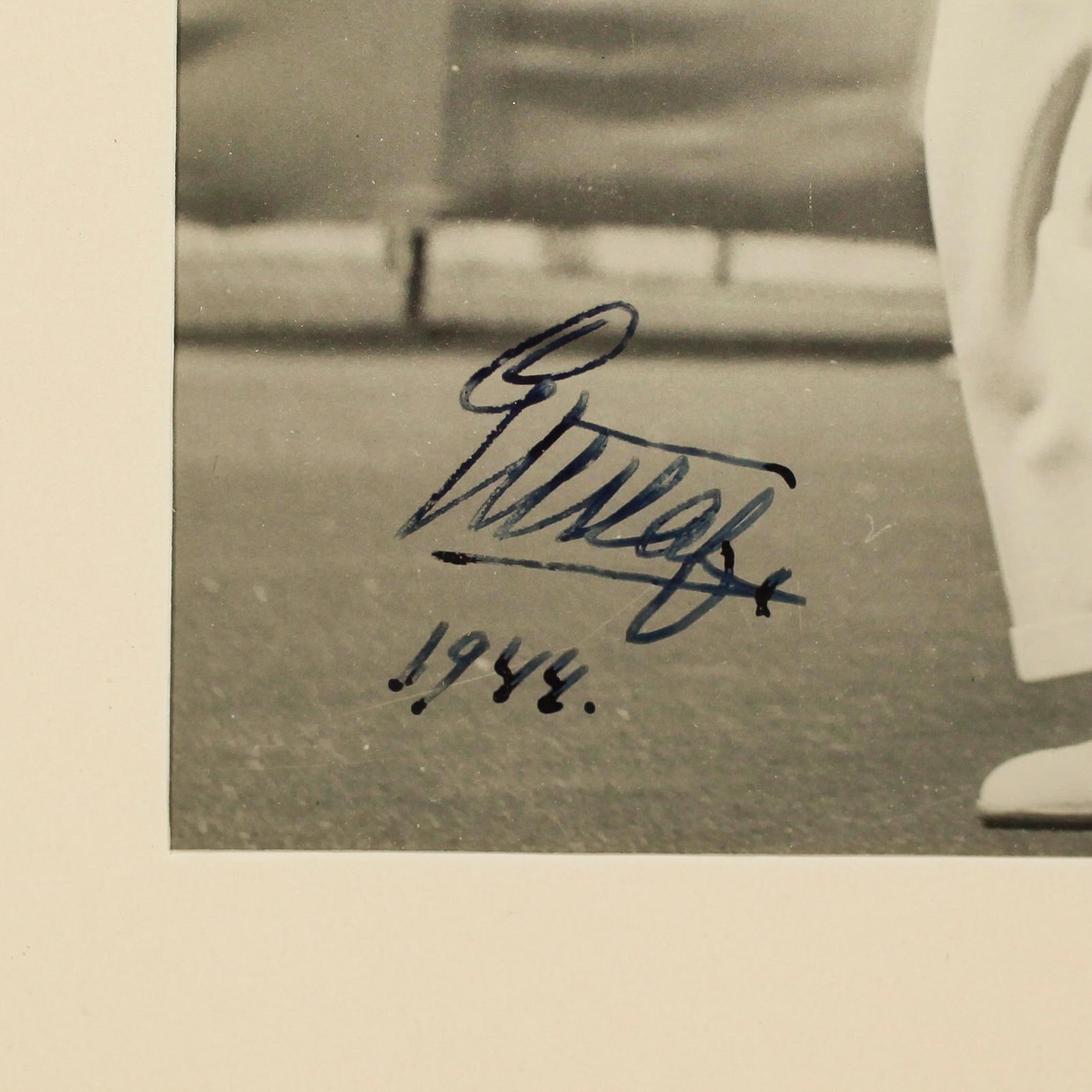 KUNGLIGT FOTOGRAFI, Gustaf V, signerad av kungen 1944.