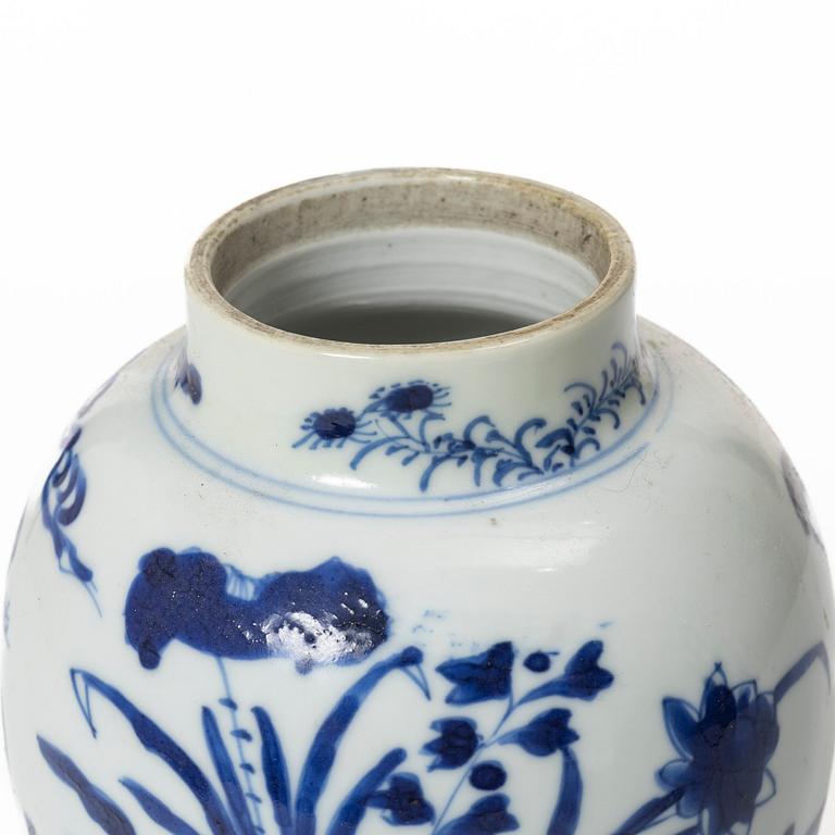A Chinese blue and white porcelain vase with cover, Qing dynasty, Kangxi (1662-1722).