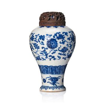 A Chinese blue and white miniature vase, Qing dynasty, 18th century.