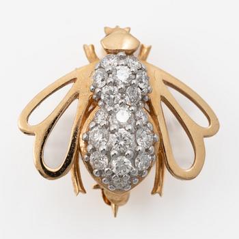 Bee brooch in 18K gold set with round brilliant-cut diamonds.