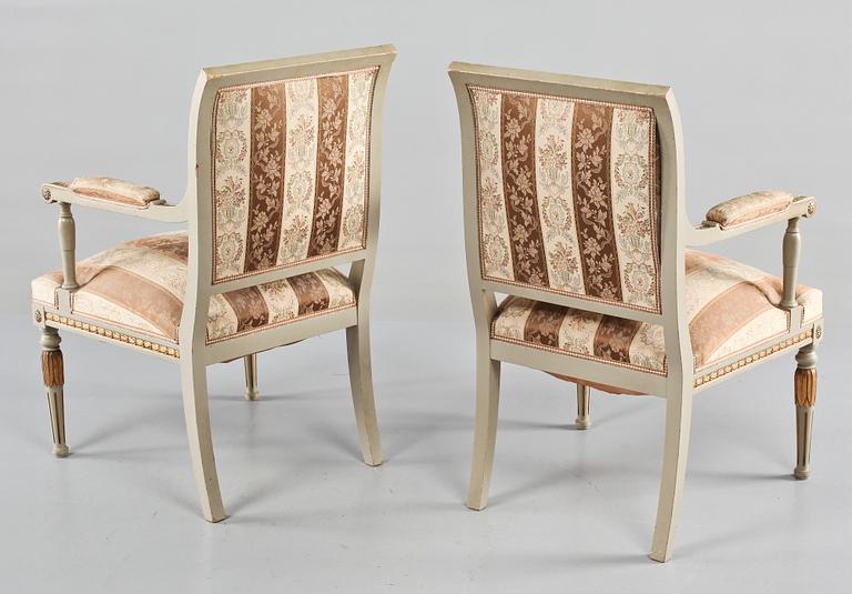 KARMSTOLAR, ett par, sengustaviansk stil, 1900-talets första del.
