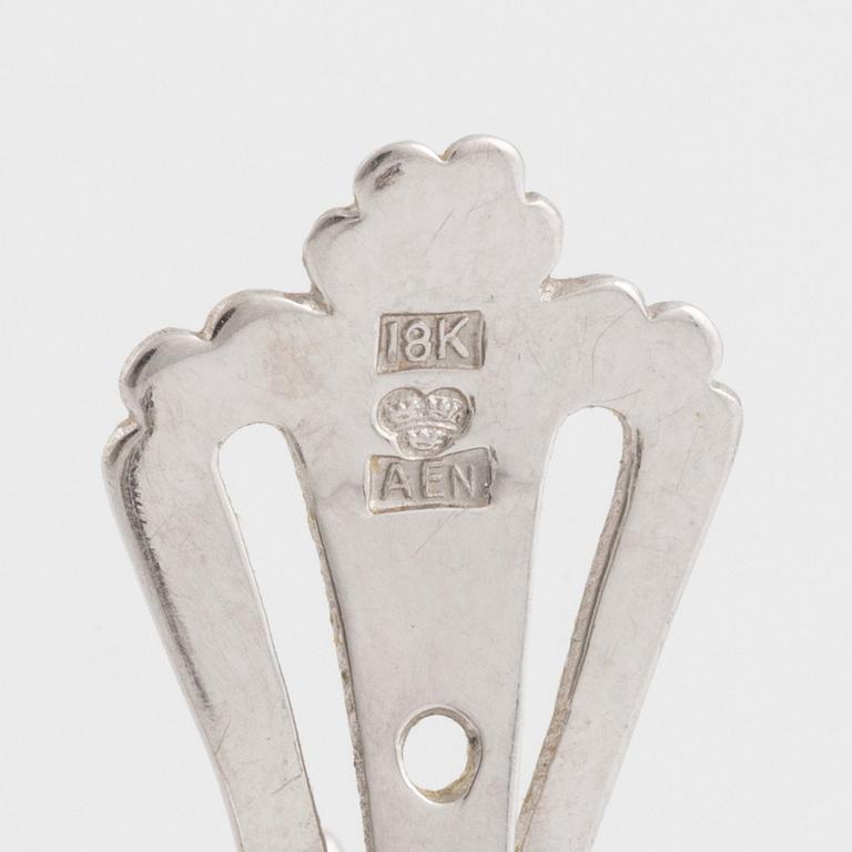 Ett par örhängen 18K vitguld med droppformade odlade pärlor.