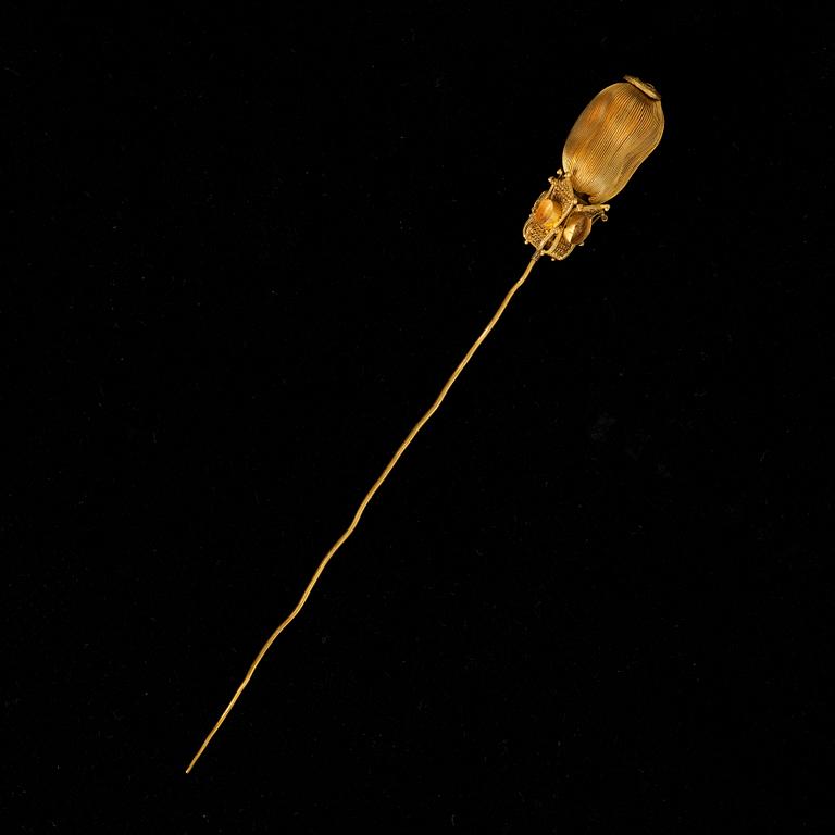 A gold hair pin, Song dynasty (960-1279).