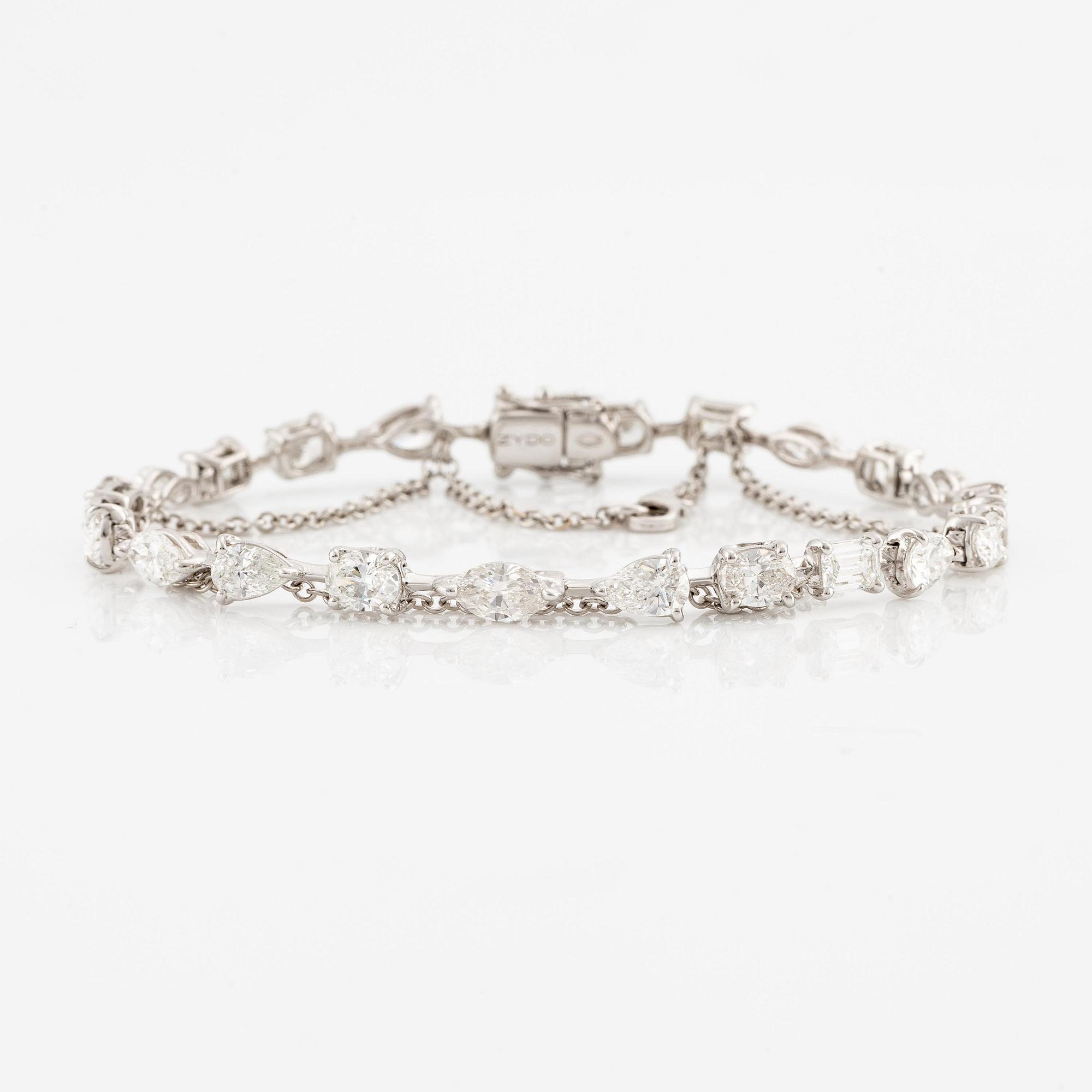 Armband 18K vitguld med diamanter i olika slipformer.