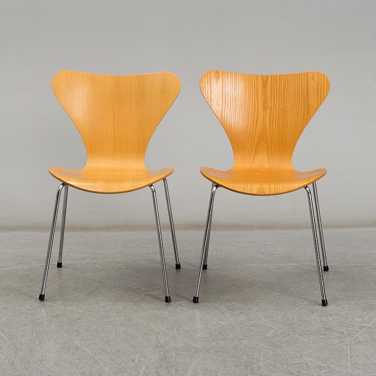 ARNE JACOBSEN, a pair of 'Series 7' chairs from Fritz Hansen, Denmark 1999.