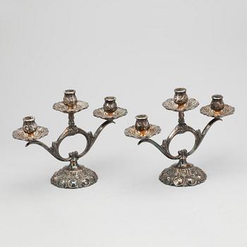 KANDELABRAR, ett par, pläterade, 1900-talets andra hälft.