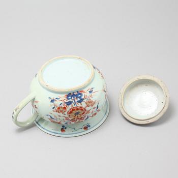 Three chinese porcelian 18th century serving dishes and one potty.