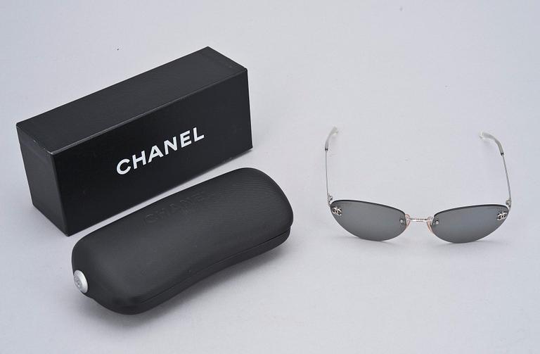 SOLGLASÖGON, Chanel.