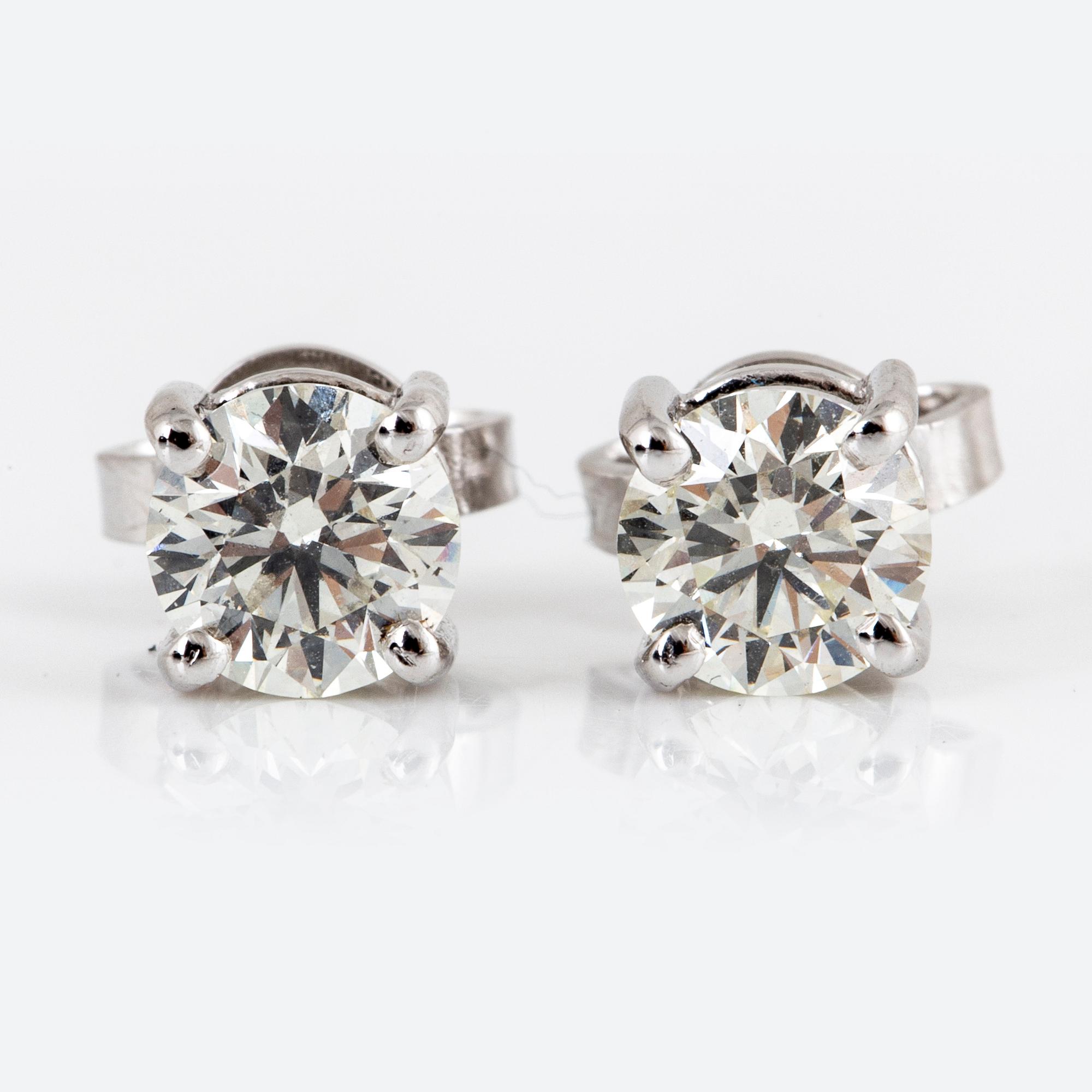 Brilliant-cut diamond earrings, totalt 1,11 ct,  K/Vs-si-p.