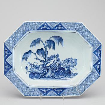 STEKFAT, 2 st, porslin, Kina, Qianlong 1736-1795.