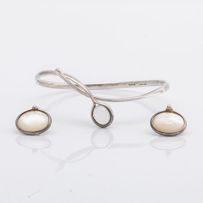Vivianna Torun Bülow-Hübe armring och örhängen sterling silver, 1 månsten och pärlemor, signerade Torun sterling.