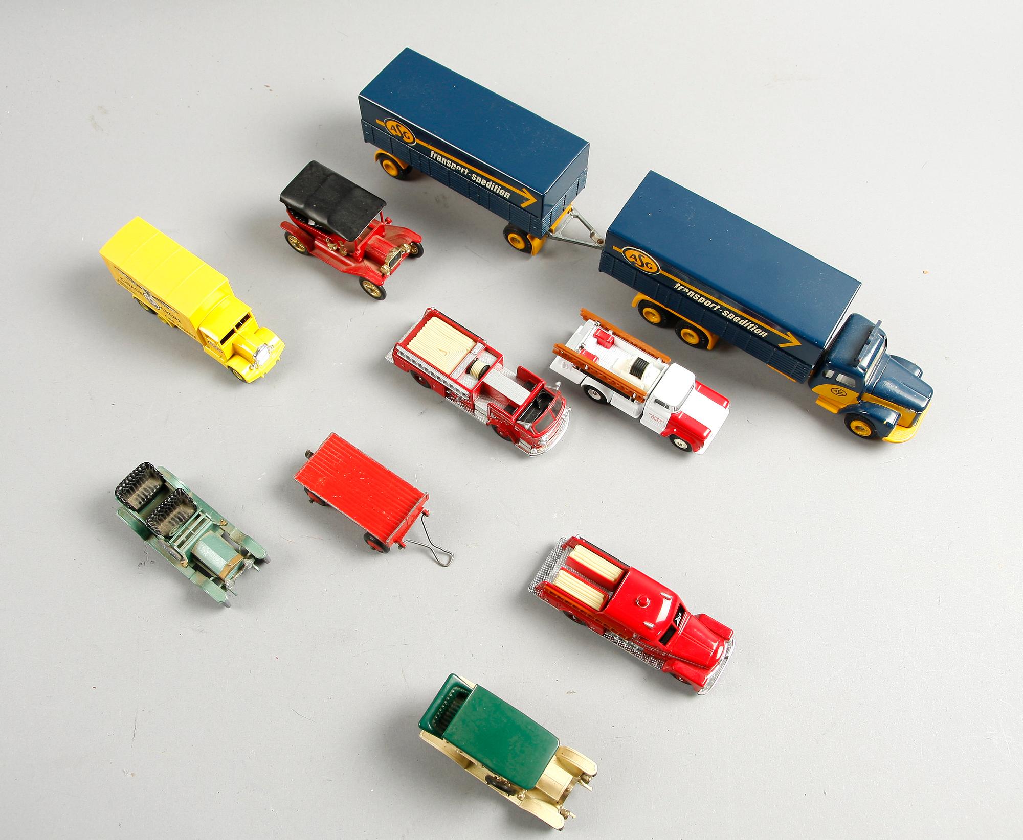 LEKSAKSBILAR, 13 st samt bensinpumpar och släpvagn, Dinky, Lesney, Corgi, Tekno m fl .