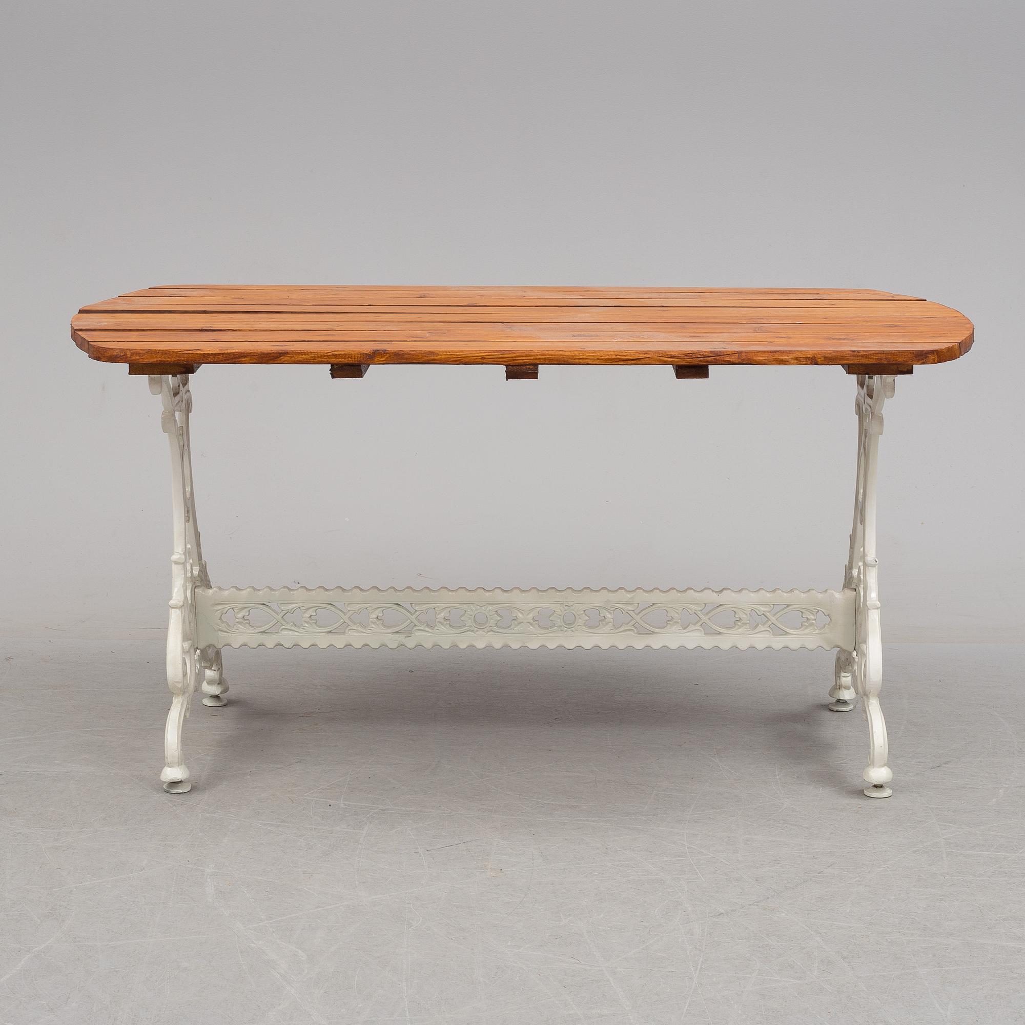 TRÄDGÅRDSGRUPP, fyra delar, metall och trä, Melins, Anderstorp, 1900-talets slut.