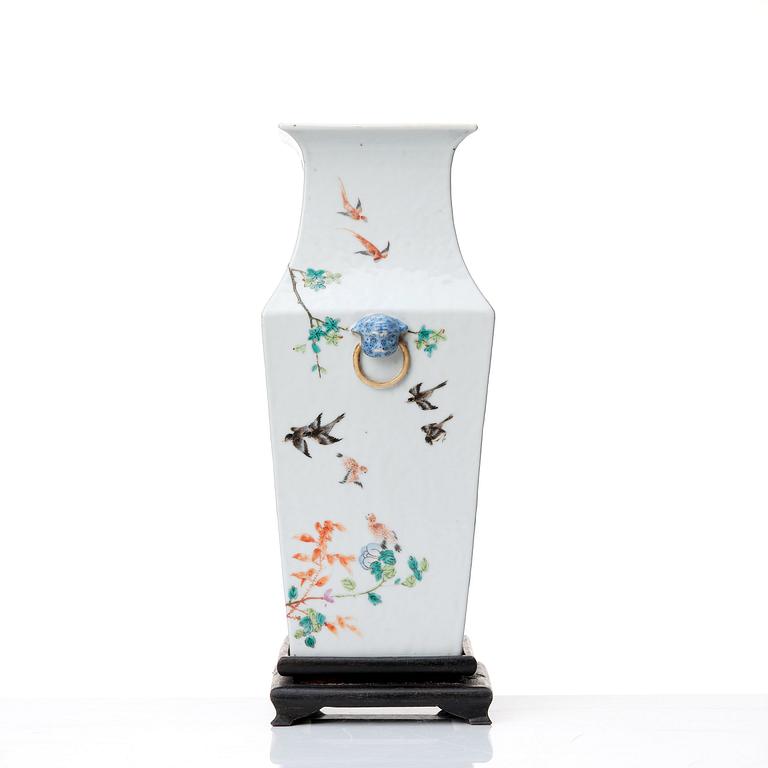 A famille rose vase, late Qing dynasty, circa 1900.