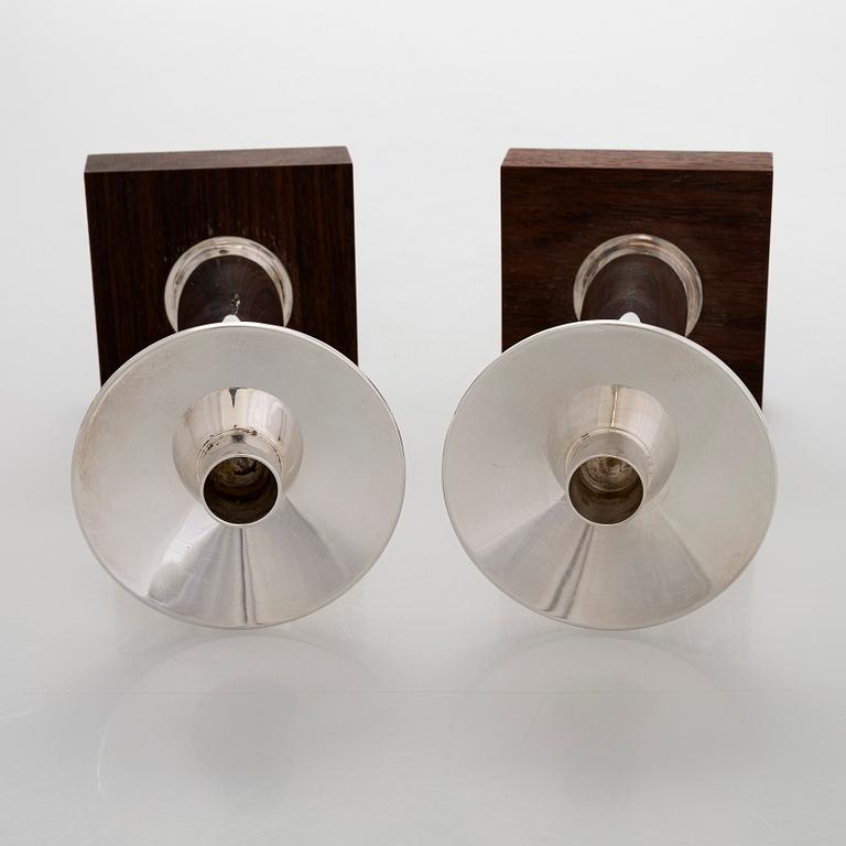 Eero Rislakki, Kynttilänjalkapari, hopeaa ja palisanteria, Kultakeskus Hämeenlinna 1965.