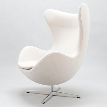 ARNE JACOBSEN, An "Egg chair" designed for Fritz Hansen. Manufacturing year 2015.