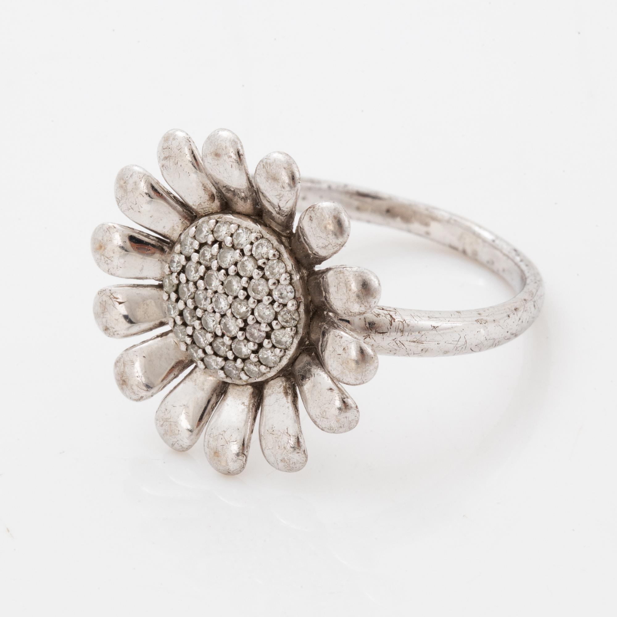 Georg Jensen Sunflower ring with brilliant cut diamonds. Bukowskis